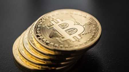 Инвесторы вывели рекордное количество Bitcoin из кошельков биржи Coinbase
