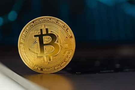 Биткоин у $76 тыс.: как на него повлияли ФРС и провал CLARITY