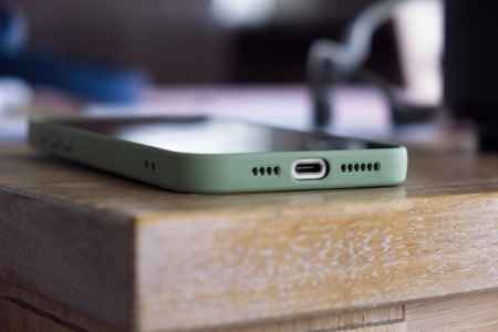 Новый iPhone подешевел в 10 раз в биткоинах за восемь лет